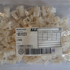 1 pack/100 MG651026 Connector Plastic Shell Connector