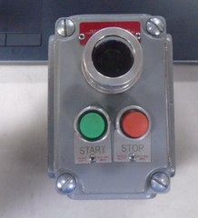 KILLARK XCS-0A15-GL CONTROL STATION 2 PUSHBUTTONS, 1 LIGHT