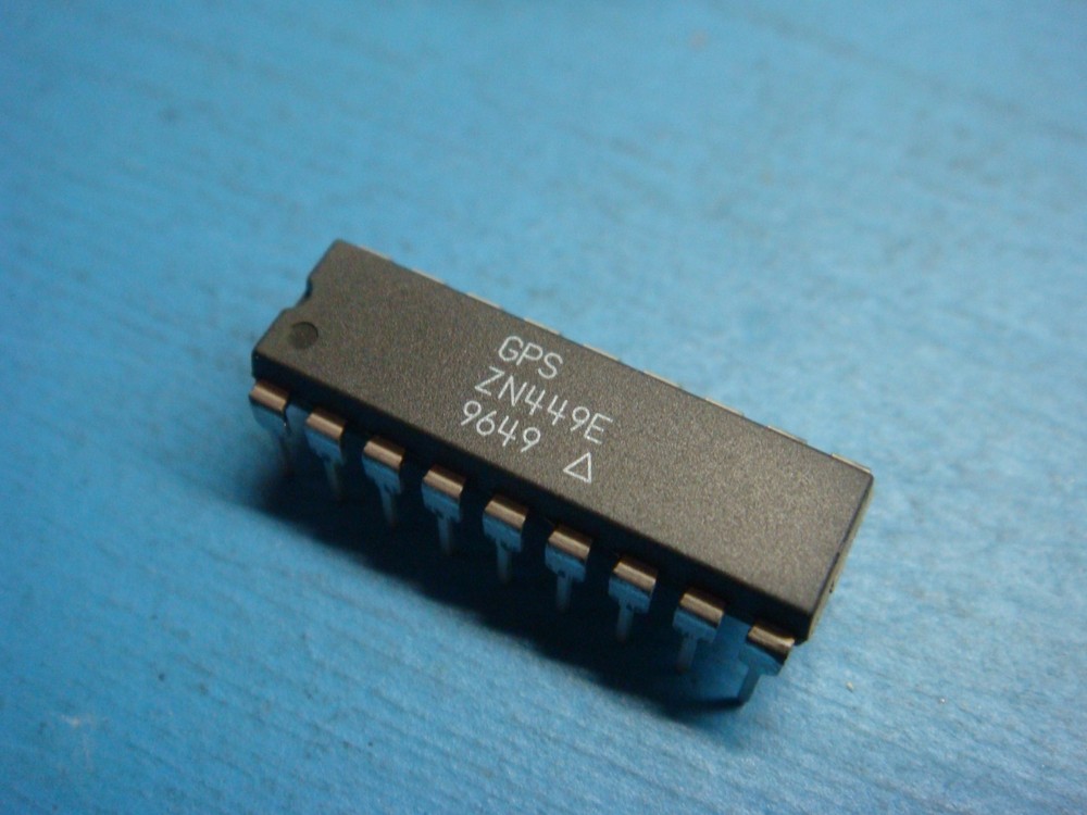 (1) PLESSEY ZN449E A-D AD CONVERTER IC ANALOG DIGITAL18 PIN DIP