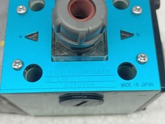 Kawasaki DE10P-10-204-DA200AL-L94 hydraulic valve Solenoid directional valve
