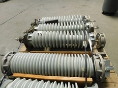 LOT OF 4 LAPP ARRESTER, INSULATOR M6433