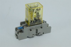 Idec RH2B-U Relay, 24VDC Coil, with Idec SH2B-05 Base, 24 VDC