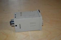Omron ~ E5C4-R40J ~ Analog Fahrenheit Temperature Controller ~ (B2)