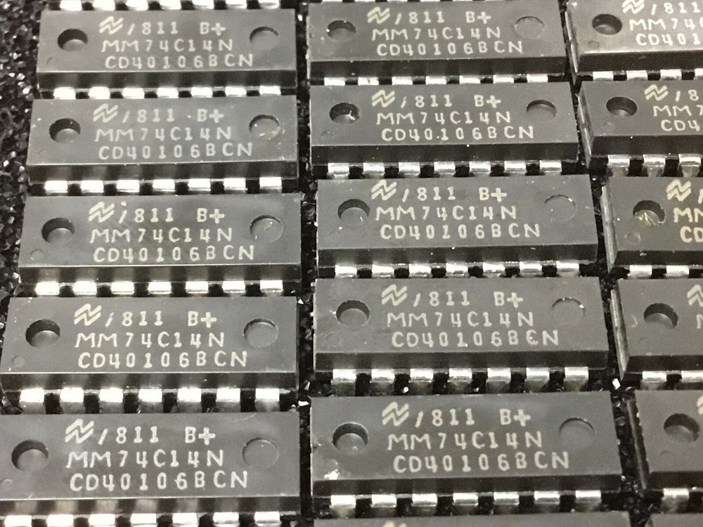 (2 PC) NATIONAL MM74C14N Logic Circuit, HEX Inverter CMOS, 14 Pin CD40106BCN