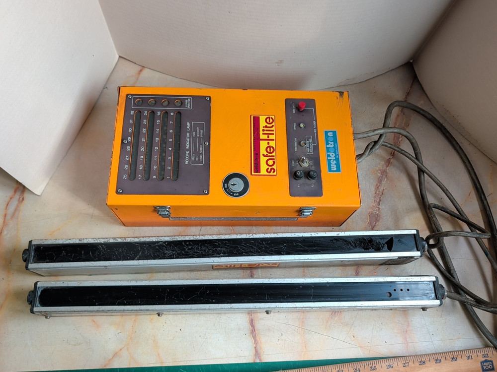 WELDOTRON SAFE-T-LITE CONTROL BOX 8221B W/ PROJECTOR AND RECEIVER SAFETY LIGHTS
