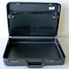 06373 – PLATT LUGGAGE – DELUXE SOFT MOLDED ATTACHE CASE – Inside Dimensions (LxW
