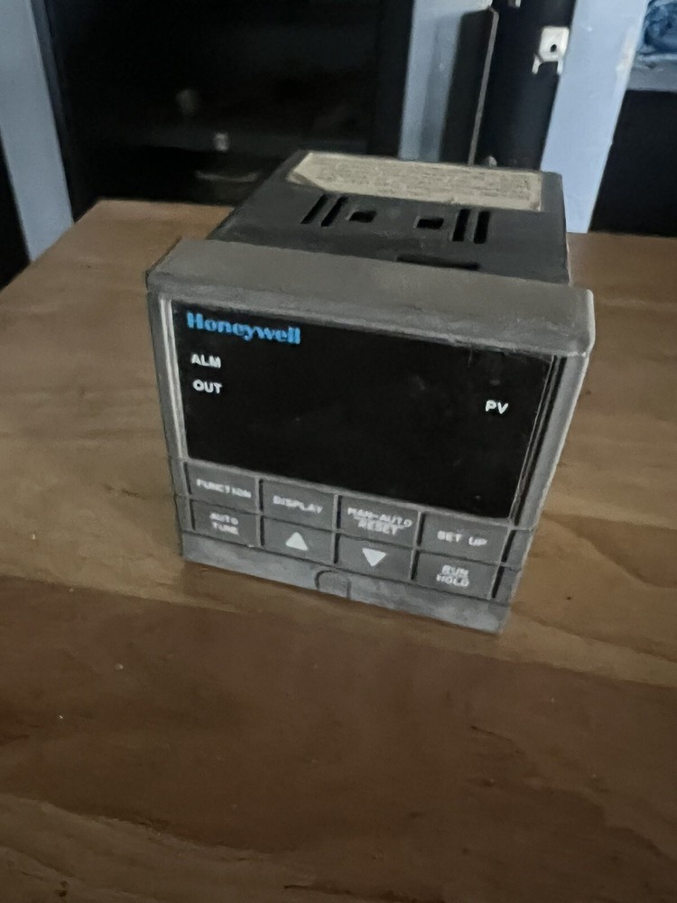 Honeywell DC200H-0-000-1F00B0-0 Temperature Controller