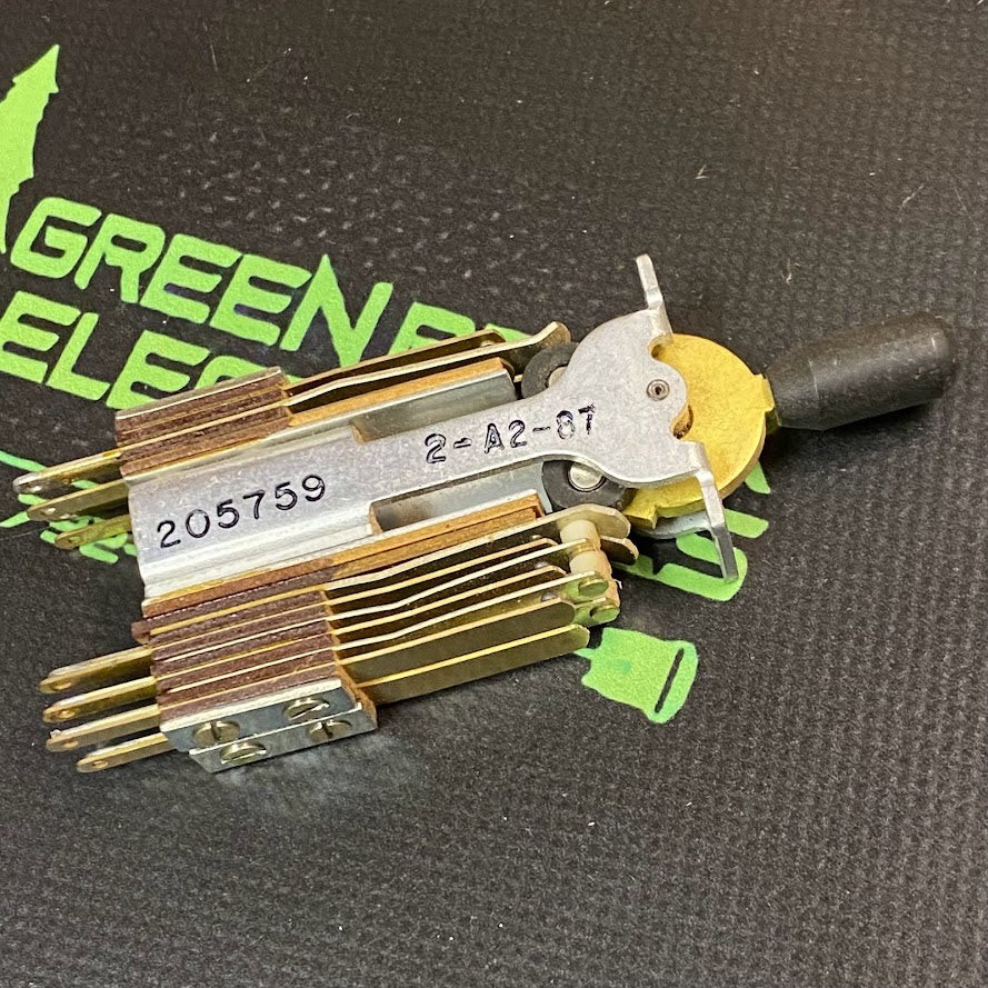 205759 – SWITCHCRAFT – LEVER TOGGLE SWITCH – 3 POSITION – USED PULL