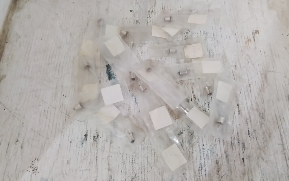 Lot of 17 Eiko Miniature Bulbs PR13 (SP251)