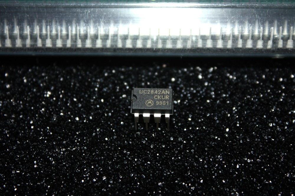 Motorola UC2842AN High Performance Current Mode Controller, PWM, DC to DC