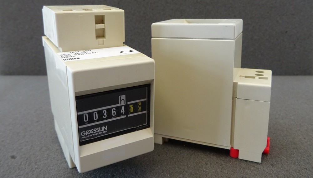 2x Betriebsstundenzähler GRÄSSLIN UWZ 35V Operating Hours Counter Stundenzähler