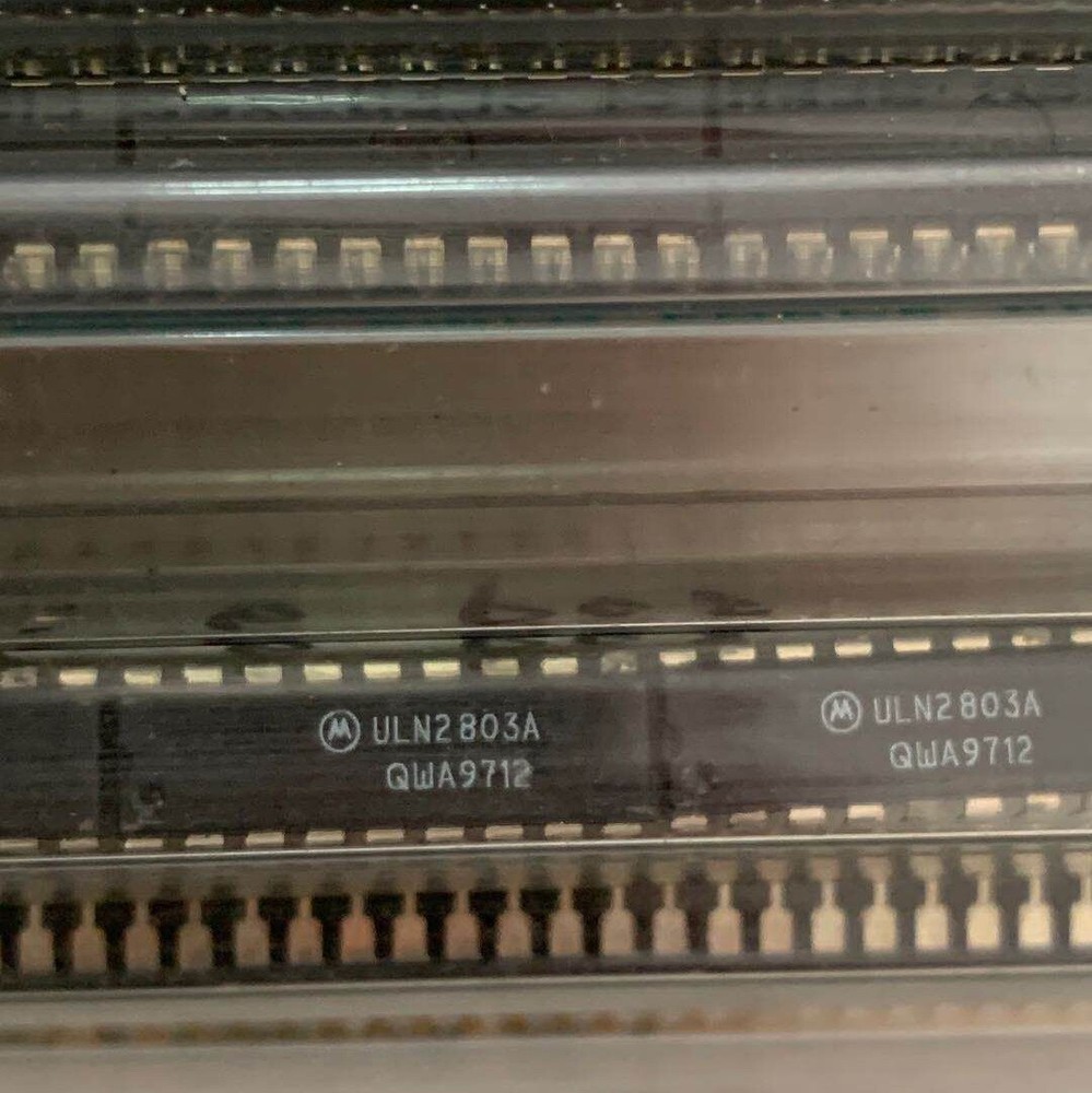 1PCS IC MOTOROLA DIP-18 ULN2803A ULN2803