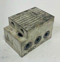 SIEMENS NO. TC5R600 BREAKER LUG TERMINAL PD/RD CU BODY LUG 5 W 600 KCMIL