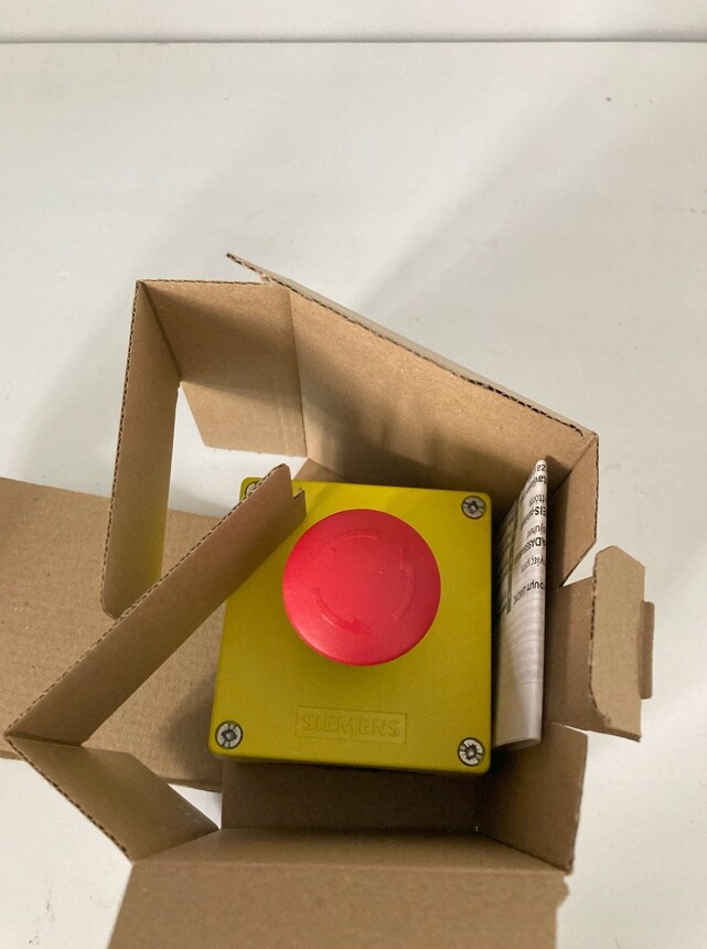 1PCS NEW FOR SIEMENS 3SU1801-0NA00-2AA2 Standard set of button box Fast Shipping