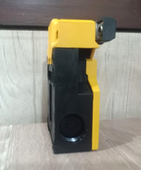 1PC- PILZ 570230 PSEN me3.2/2AS Safety Interlock Switch, 240V/1.5A, IP65- New