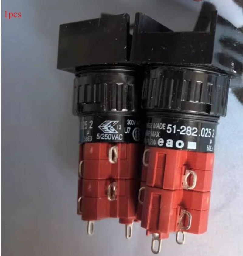 Switch 16-221.0/51-282.0252 continuous button 2NC/2NO 18 * 18mm, aperture 16mm
