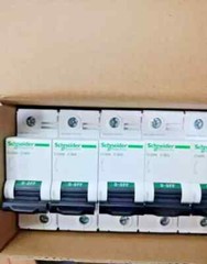 2PCS LOTS OF A9N18357 SCHNEIDER CIRCUIT BREAKER Acti9 C120N MCB 1P C 80A NEW