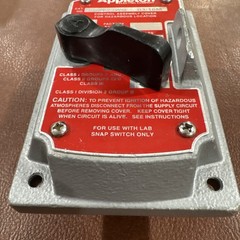 EMERSON APPLETON EDSF23WQ FRONT OPER COV-CHAMF-SW-3W 20A Cover Snap Switch Haz