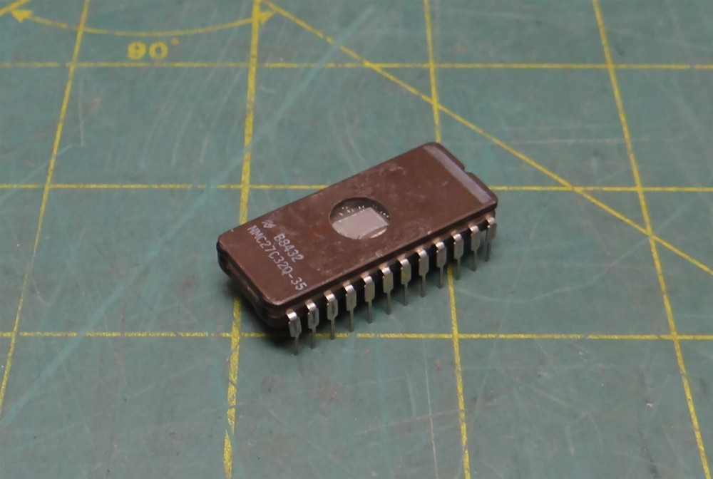 National Semiconductor NMC27C32Q-35 Integrated Circuit w/ Window, 24 Pin, 12 Pos
