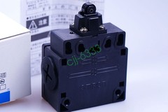 One Omron D4N-8A32 Limit Switch New In Box Fast Shipping