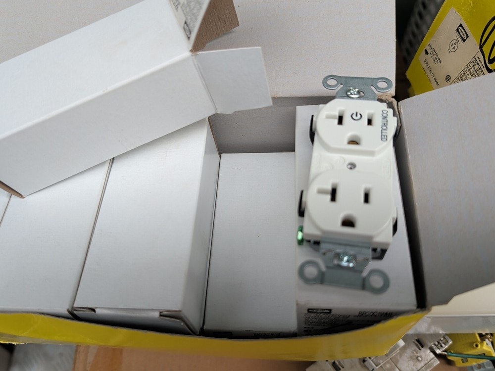10 PK New Hubbell BR20C1WH1 20A 125V Duplex Receptacle, Half-Controlled, White
