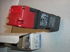 ONE NEW Omron D4SL-N3NFG-DN Guard Lock Safety Door Switch