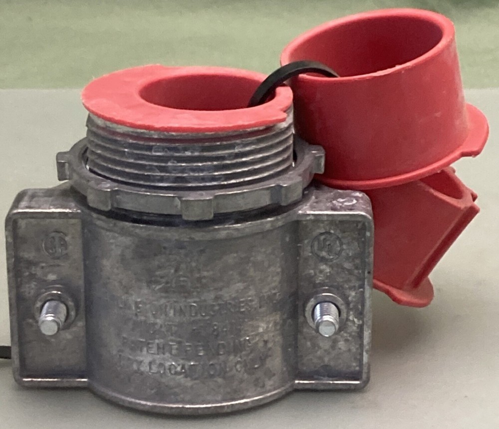 NEW ARLINGTON INDUSTRIES 8414 1 1/2″ CABLE CONNECTOR W/ 3 END STOP BUSHINGS
