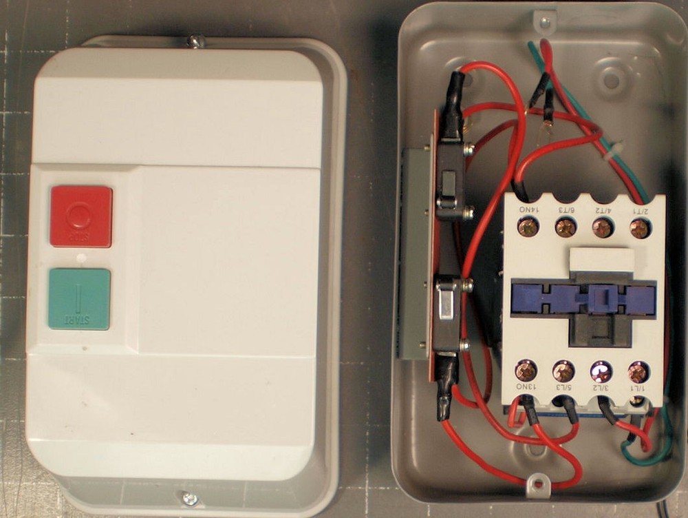 Dayton 2UXL4 IEC Magnetic Contactor, Coil: 240V / nema 12 start stop encloser