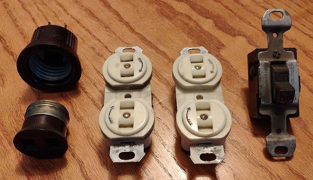 Lot of 5 Various Vintage Bakelite Electrical Items Bell Electric Co, Eagle USA
