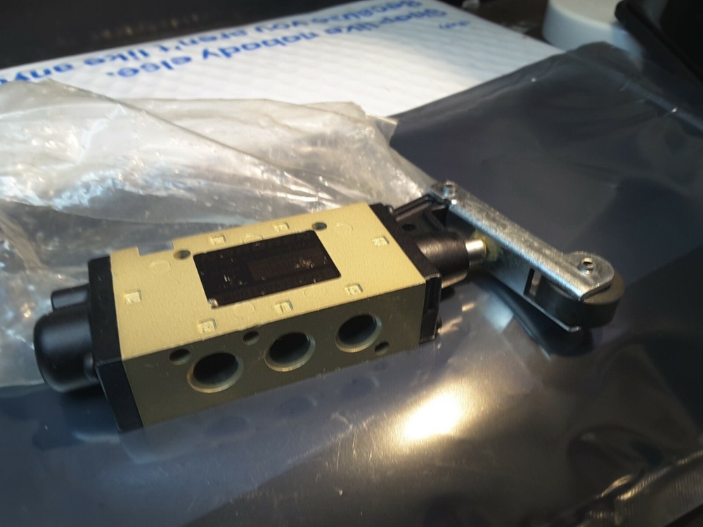 NORGREN MH01CDA32B001 ROLLER VALVE. NEW SALE OEM ORIGINAL USA BOSTON $29