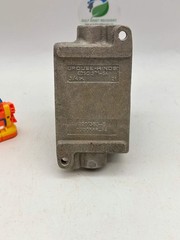 Cooper Crouse-Hinds EDSC218-SA Haz. Loc. 2-Pole Snap Switch w/ EDSC271-SA Body (