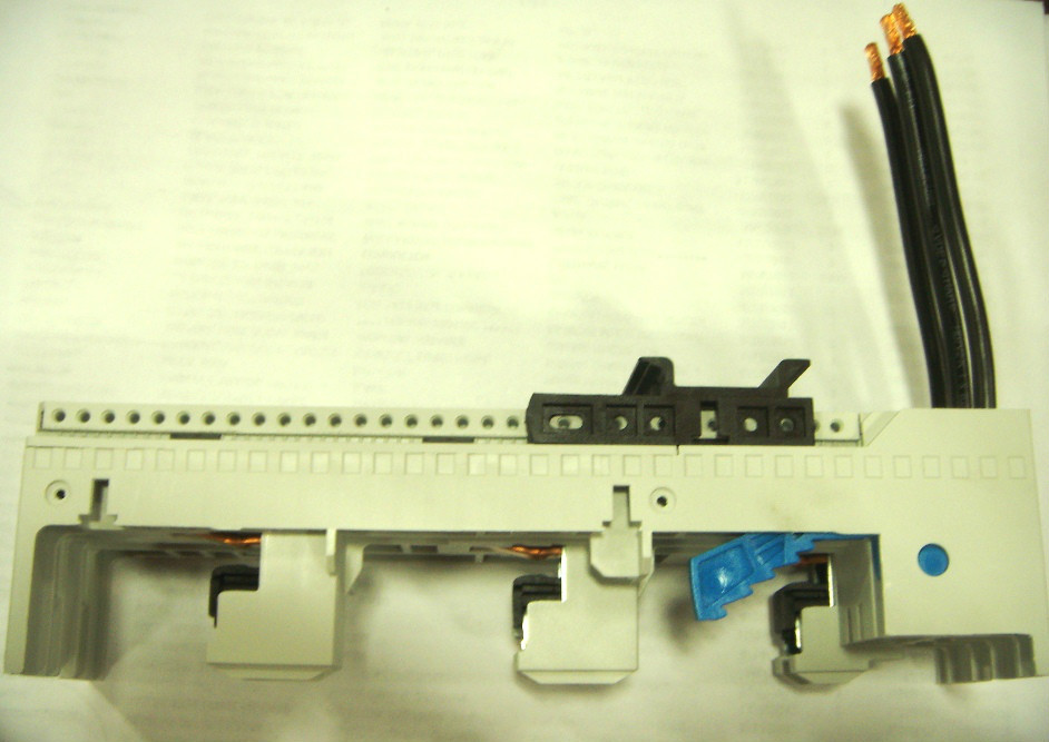 HB32441 – Hoffman / Pentair Busbar Mounting Adapter: ADP, 32A, 54X200,1 DIN