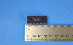 ONE- IC MICROCONTROLLER, HITACHI, 28 PIN DIP