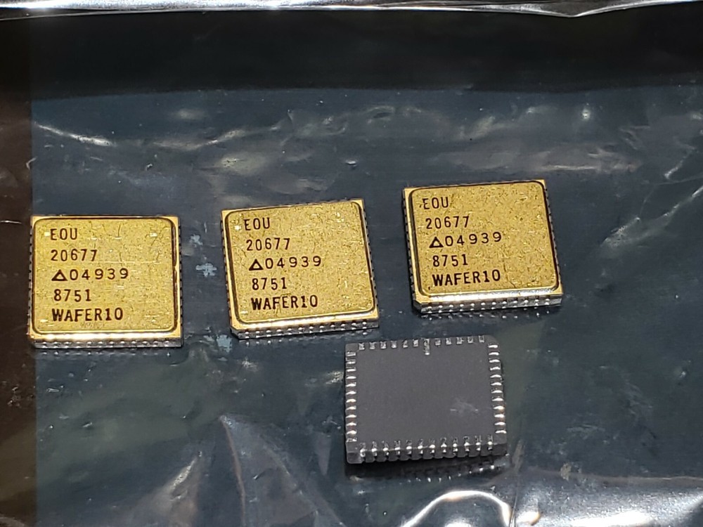 Vintage NEW EUO 20677, 04939 Mil-Spec Gold SMD IC Chip 2067704939