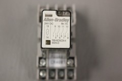 ALLEN BRADLEY RELAY AND BASE 700-HC24Z24-4 SER-D