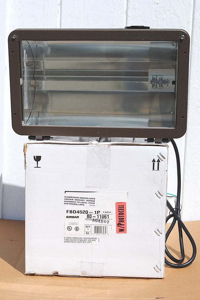 Simkar FBD4520-1P Outdoor Flood Light 200-Watt, HPS, Multi-Tap, With Photo Cell