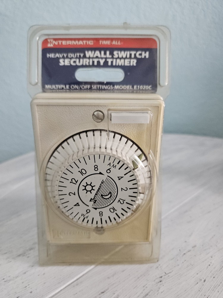 INTERMATIC Heavy Duty Wall Switch Security TIMER Model E1020C 24 Hour Control