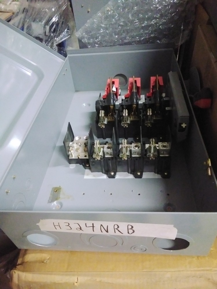 Square D H324NRB – Safety Switch: Fusible, 200 A, Three Phase – NEVER USED –