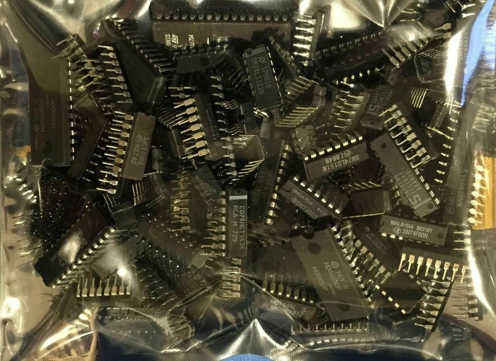 IC LOT of VINTAGE LOGIC ASSORTED MOSTLY DIFFRENT CMOS TTL EPROMS CPUs MEM UNUSED