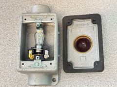 NEW Crouse Hinds MCC280-J1 Explosion Proof Pilot Light Red Glass Diamond Lens