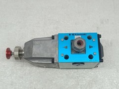 Kawasaki DE10P-10-204-DA200AL-L94 hydraulic valve Solenoid directional valve