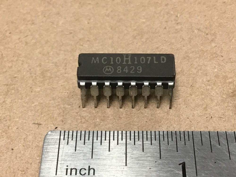 (1 PC) MOTOROLA MC10H107LD DIGITAL MICROCIRCUIT NSN# 5962-01-218-2785