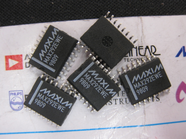 2x MAX292EWE 8th-Order Lowpass Switched-Capacitor Filters MAX292