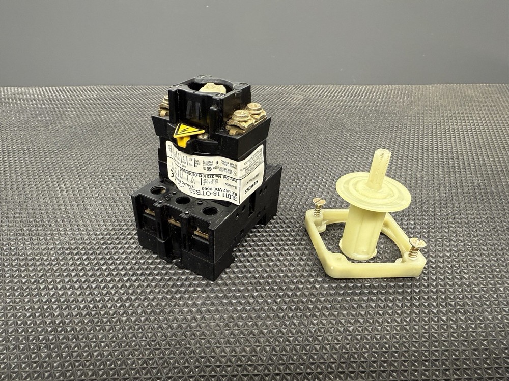 Siemens 3LD11 18-OTB53, Disconnect with Knob Mount And Connector
