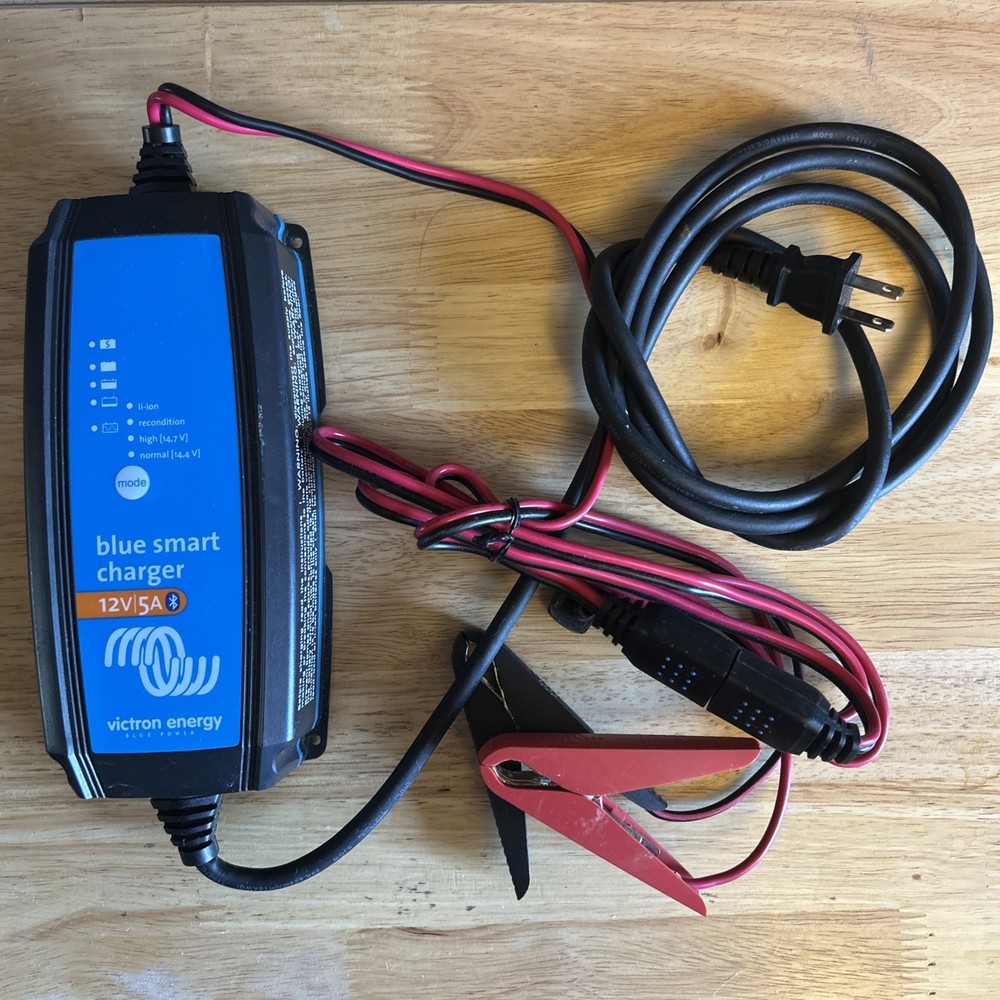 Victron BPC121031104R Blue Smart IP65 Battery Charger 12/10(1) 120V NEMA 1-15P U