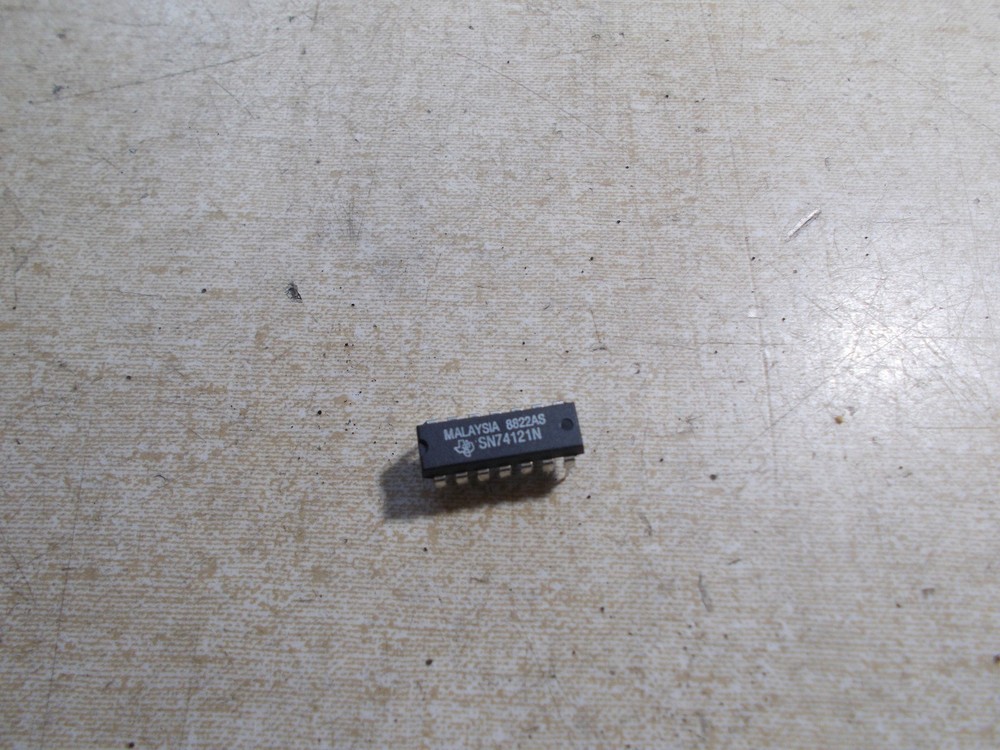 NEW Texas Instruments SN74121N 8822AS Circuit IC Chip *FREE SHIPPING*