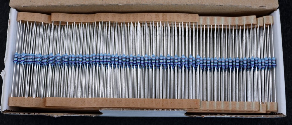 BEYSCHLAG 1000x Metal Film Resistors 820Ω 820 Ohm Tolerance 0.1%