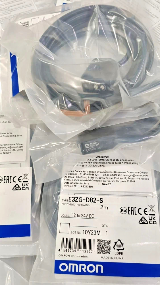 2PCS LOT- Omron E3ZG-D82-S Photoelectric Sensor- New