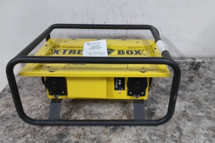 Southwire 8706TLCX 125/250VAC Inlet Voltage Rating Power Distribution Box