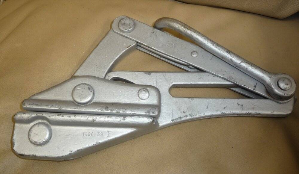 Klein Tools 1626-39 Chicago Grip with Hot Line Latch Bare Conductor Puller